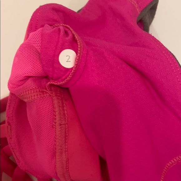 Lululemon exercise top with built in bra - Picture 4 of 4